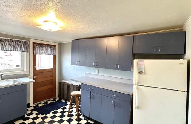 1 Bed, 1 Bath South Side Apartment - Dead-End Street, Private Entrance - Available 11/15! Gallery 3