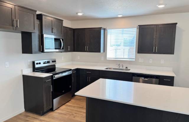 BRAND NEW 4 BEDROOM HOUSE W/ UPGRADES Gallery 4