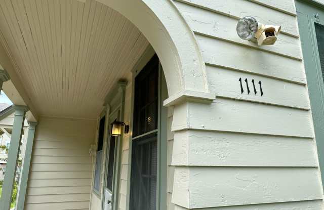 Beautiful 1 Bedroom Home Near Sorority Row! Gallery 4