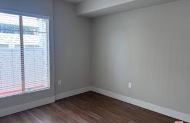 1040 Glendon Avenue photos photos