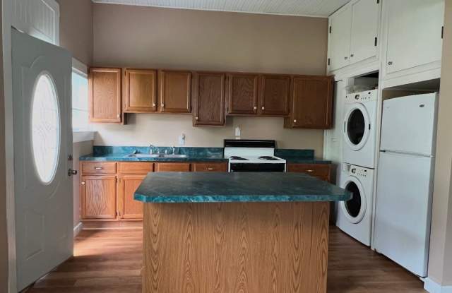 Spacious 5 Bedroom, 2 Bath available for the 2026 - 2027 school year - **The price is for whole unit, not per bedroom** photos photos