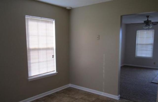 3 bedroom home close to Fort Campbell and I24 with no back yard neighbors! Gallery 4