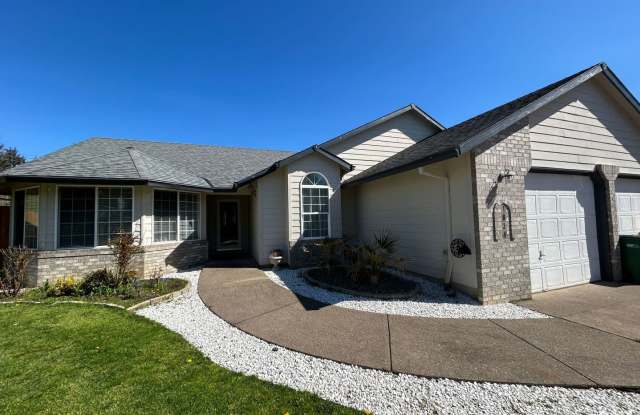 AVAILABLE NOW!! 3bd/2ba FANTASTIC Dead End Street - HUGE MASTER SUITE! - 1824 Southwest Spence Avenue, Troutdale, OR 97060