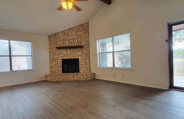 Spacious 4 bed, 2 bath home AVAILABLE SOON! Gallery 4