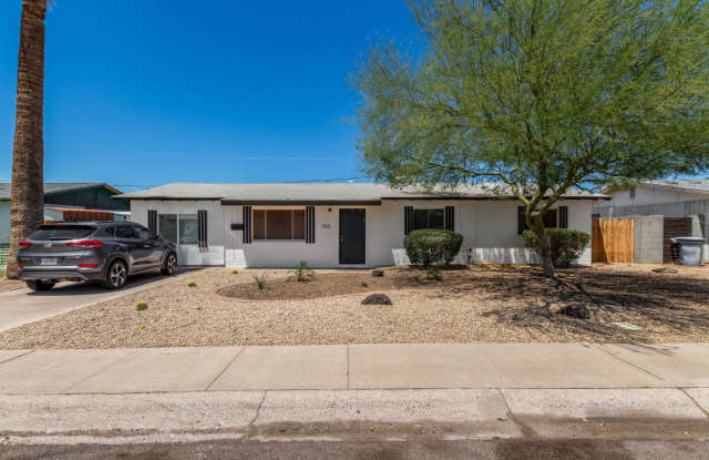 4 bed 2 bath home in the heart of Tempe with pool! photos photos