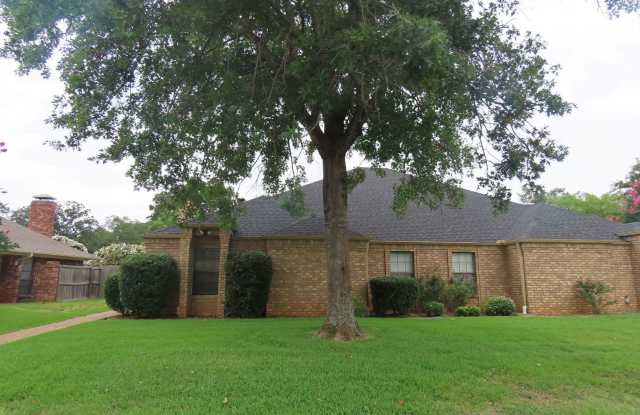 Lovely 3 Bedroom, 2 Bath Duplex-Lawn Care Provided! photos photos