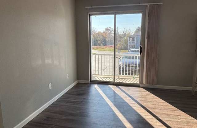 2 Bedroom Apartment - $500 move in special. Gallery 4