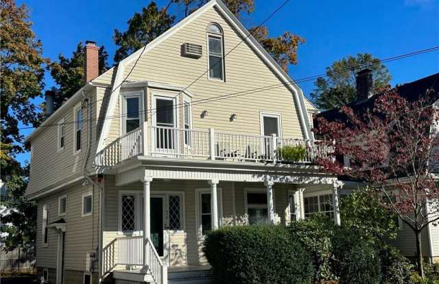 214 Rochambeau Avenue Gallery 3