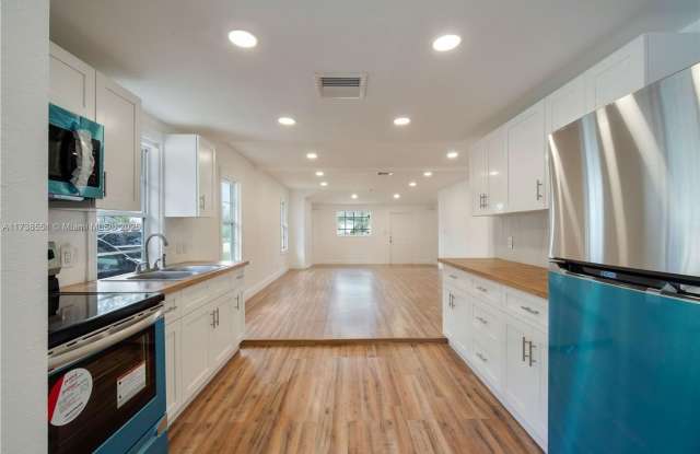2246 Cleveland Street, Hollywood, FL 33020 photos photos