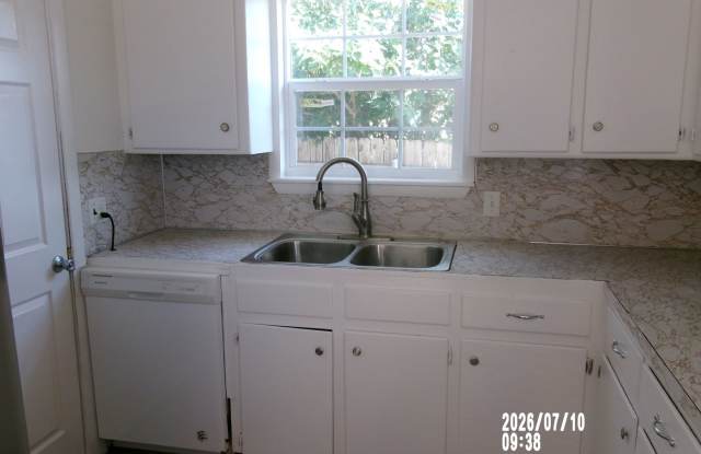 MOVE IN SPECIAL: $200 off of the first full month's rent! Very nice Home located in the Carrasland Area! Gallery 4