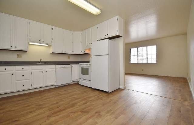 $2,340 / 2 BR - CONVENIENT CASTRO VALLEY LIVING: CONDO WITH LARGE STORAGE photos photos