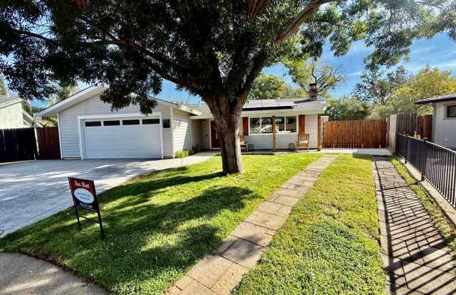 Home with a pool and RV access available NOW Gallery 3