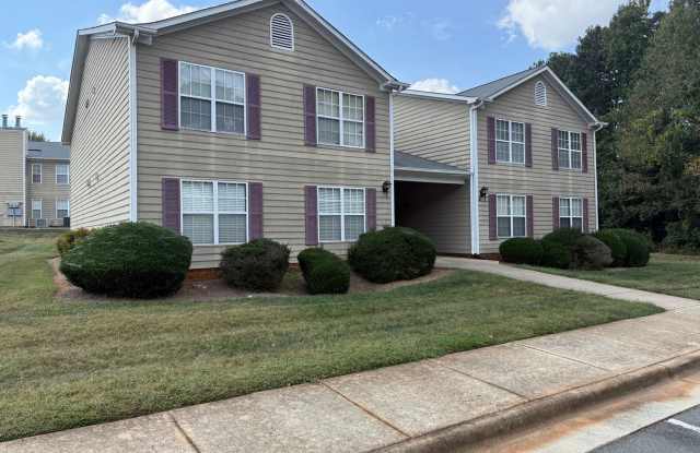 Spacious 2BR unit convenient to Guilford College Rd  Wendover photos photos