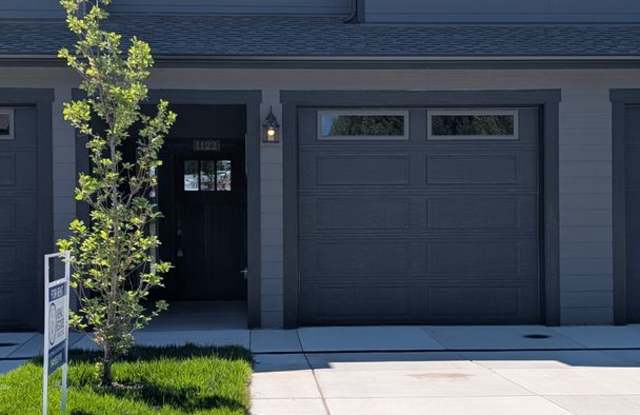 Cozy 2-Bed, 2-Bath Townhouse with Modern Touches, Garage and Washer/Dryer in Grants Pass! photos photos