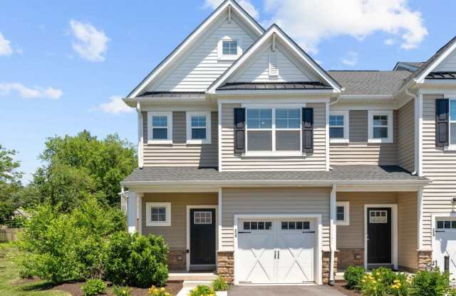 Elegant 3-Bedroom Home in Isaac Court. Available the Second Week of October! Gallery 3
