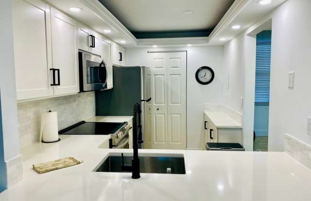 ** MARCO ISLAND 2/2 AT SOUTH SEAS CLUB ** RENOVATED UNIT ** AVAILABLE DEC-APRIL 2024 ** DON'T MISS THIS ONE ** Gallery 4