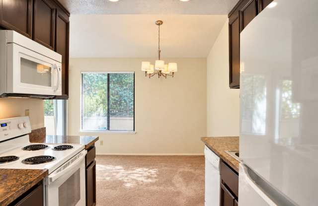 Homey 2-bedroom condo in Newark - convenient location! Gallery 3