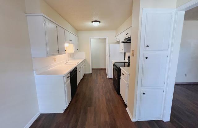Carpet Free + Central Edmond! Gallery 4