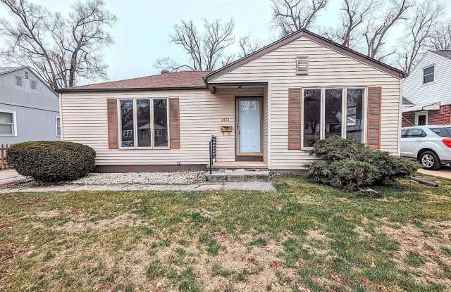 3421 Martin Ave - 2 Bed/1 Bath Ranch in Florence | Refinished Hardwood Floors, Finished Basement, Detached Garage photos photos