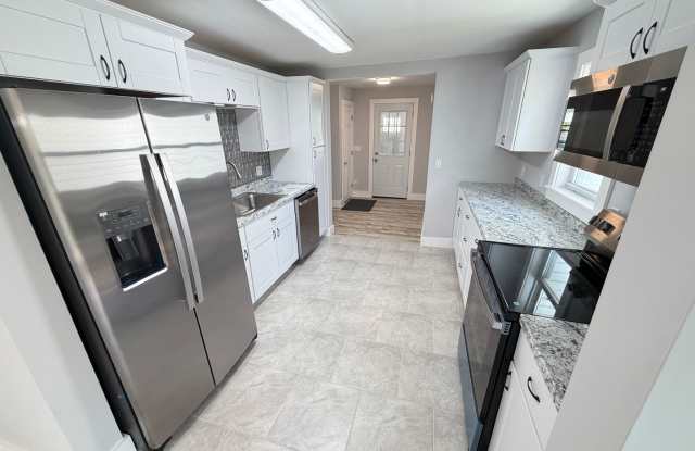 Entire home in Howland, ME (4 bed, 2 bath, 2 bay garage) Recently Renovated Gallery 4