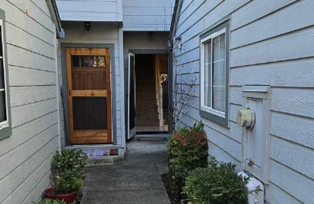 2-Bedroom, 1.5-Bath Townhouse in Santa Rosa ~ Has AC! Gallery 1