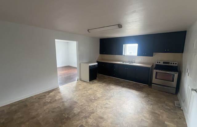 2 Bedroom, 1 Bath Home with Detached 1 Car Garage Gallery 4