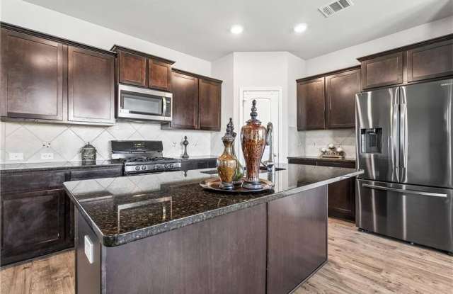 697 Lakeshore Village Drive Gallery 3