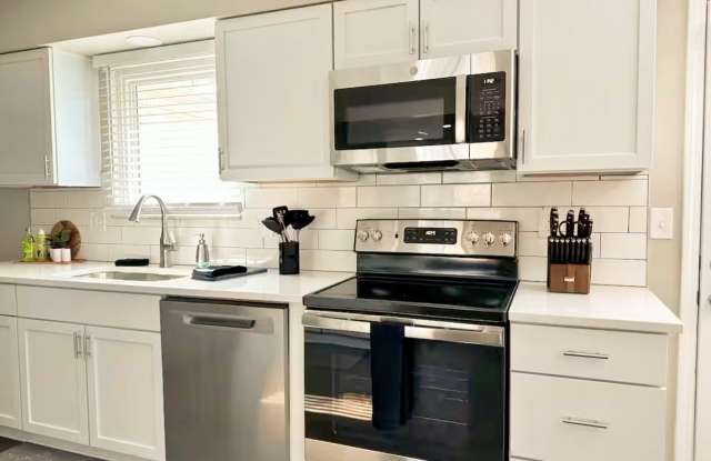 4BD 2BA Ranch on Catherine Westfield Fenced Yard Gallery 4