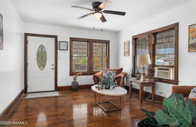 213 NE Railroad Avenue Gallery 3