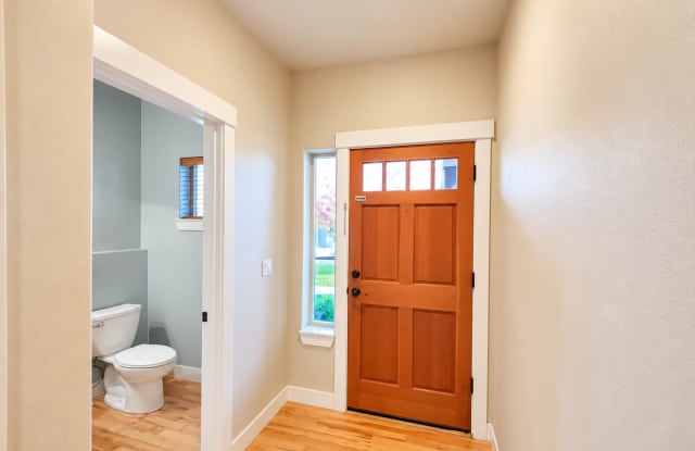 Spacious 3-Bedroom Bend Home with Two Offices, Bonus Room & Fenced Backyard! Gallery 4