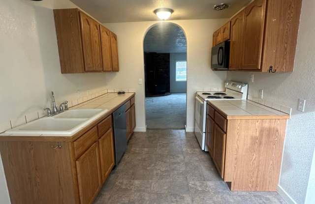 3-BEDROOM HOME WITH FENCED YARD, ENSUITE PRIMARY BEDROOM & RV PARKING Gallery 3