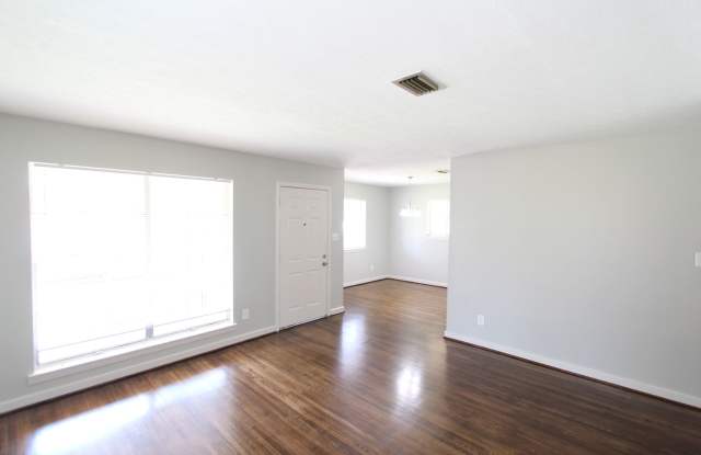 4BR 2BA New On The Market! Cute! Cute! Cute! Better Hurry To See This One!! Gallery 4