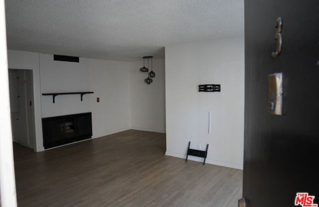 912 Hilldale Gallery 3