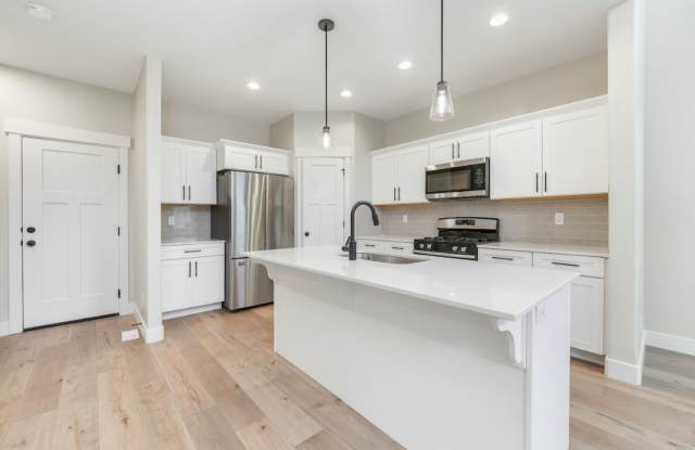 Spacious 4-Bedroom Townhome in Saratoga Springs - Modern Living & Prime Location photos photos