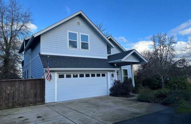 Beautiful 3 bed, 2 1/2 bath house in Santa Clara! (MOVE IN SPECIAL!) - 743 Nottingham Avenue, Eugene, OR 97404
