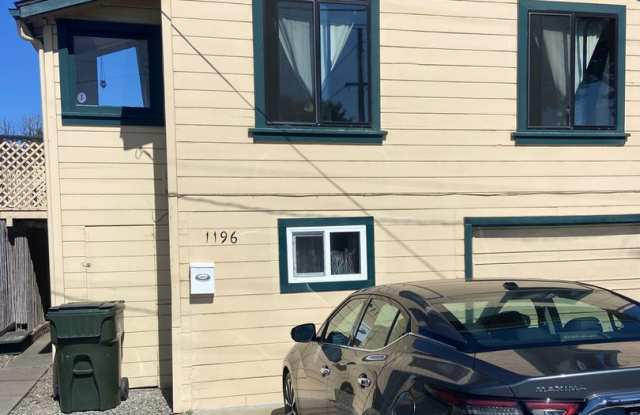 Furnished Spacious 1 Bedroom / 1 Bath Upper Duplex Unit Upper Seaside photos photos