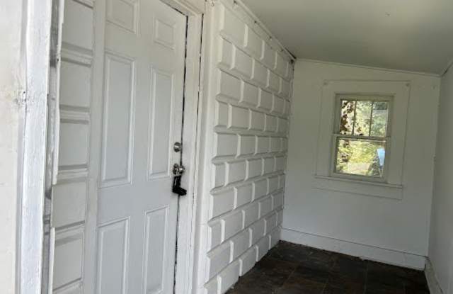 102 Lauren Avenue Gallery 3