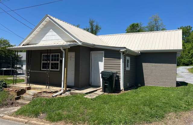 Studio Home located in Greeneville, TN - 224 Lake Street, Greeneville, TN 37743 Studio Home located in Greeneville, TN - 224 Lake Street, Greeneville, TN 37743