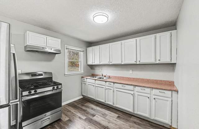 *MOVE IN SPECIAL* $250 Off First Full Month's Rent OR Free 55in TV! photos photos