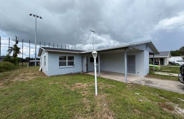 Private 2-Bedroom Duplex with Yard & Carport in Desirable West Bradenton Gallery 1