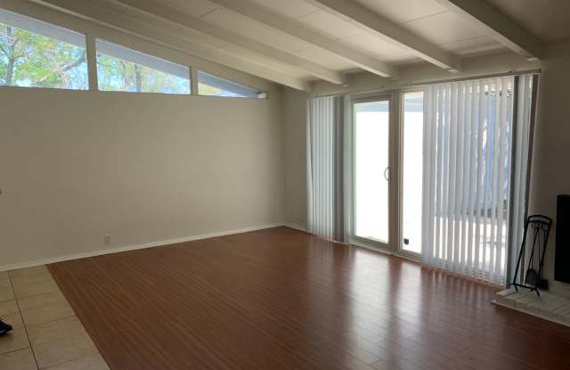 6233 Jumilla Avenue Gallery 3