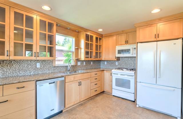 Historical Enchanting 2+ Bedroom Farmhouse with Water view & Landscaping Included Gallery 3