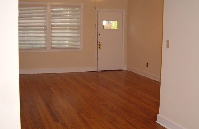 Bella Vista C - Two Bedroom, 1 Bathroom Apartment in Sorority Row Gallery 3