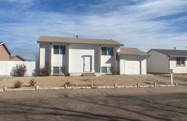Cute Bi-Level 3 Bed/2 Bath Home in Fountain! photos photos
