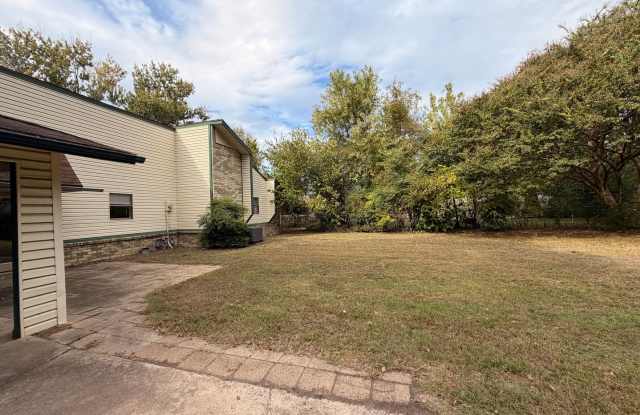 This 3-bedroom, 2-bathroom home in Russellville, AR Gallery 1