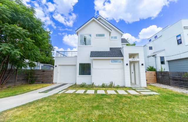 Beautiful 3 bedroom Home Right off of 6th Street! Gallery 3