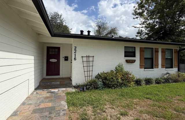 2216 Crestwood Dr Gallery 2