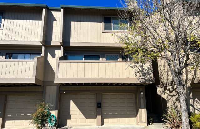 STUNNING FULLY RENOVATED THREE BEDROOM TOWNHOUSE Gallery 1