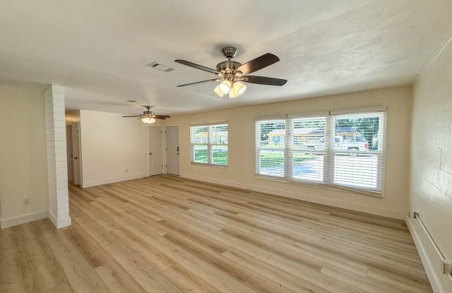Charming 3 Bedroom 2 Bath Coastal Ranch for Rent in Cantonment! Gallery 3