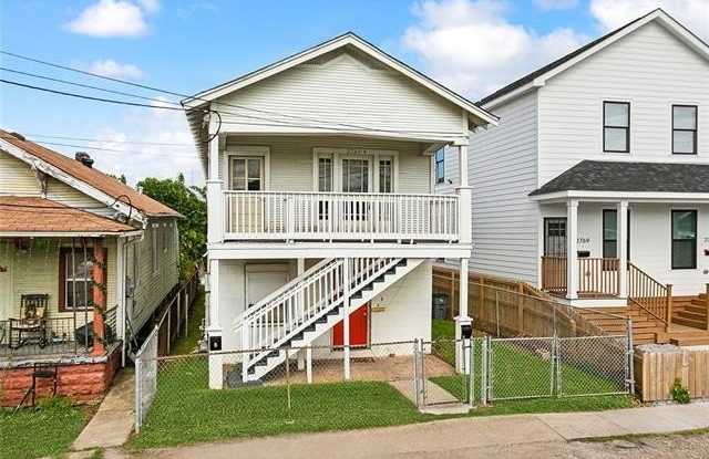 2765 N ROCHEBLAVE Street photos photos